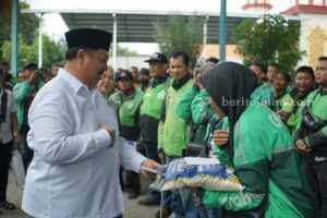 Keluarga Warsubi Bagikan Zakat dan Sedekah kepada Ratusan Pengemudi Ojol di Jombang Foto BeritaJatim.com
