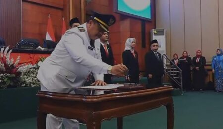 Khofifah Apresiasi Program Bupati Jombang Warsubi, Targetkan Pertumbuhan Ekonomi 9% Foto BeritaJatim.com