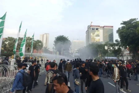 Demo Tolak UU TNI di Surabaya Memanas, Polisi Semprotkan Water Canon Foto BeritaJatim.com
