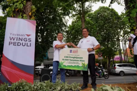 WINGS Peduli dan Pemkot Surabaya Tanam 10 Ribu Bibit untuk Penghijauan Kota Foto BeritaJatim.com