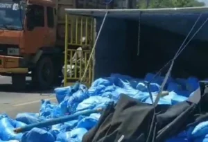 Ban Truk Pecah, Garam 10 Ton Berserakan di Jalan Raya Sampang Foto BeritaJatim.com