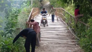 BPBD Sampang Diharap Segera Perbaiki Jembatan Ambruk di Kedungdung Foto BeritaJatim.com
