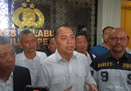 Wali Kota Surabaya Dampingi 30 Korban Penahanan Ijazah Lapor Polisi Foto BeritaJatim.com