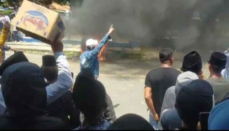 Warga Sampang Gelar Aksi Demo Tuntut Pilkades Digelar 2025 Foto BeritaJatim.com
