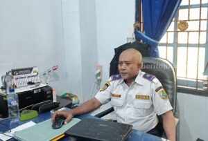 Pemasangan PJU dan Pembatas Jalan di Sampang Bikin Jalan Semakin Sempit Foto BeritaJatim.com