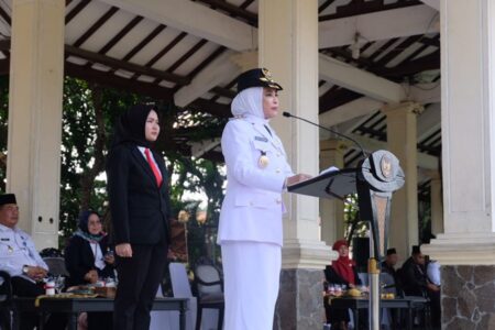 Wabup Sidoarjo Hj Mimik Pimpin Upacara Peringatan Hari Otonomi Daerah ke-29 Tahun 2025 Foto BeritaJatim.com