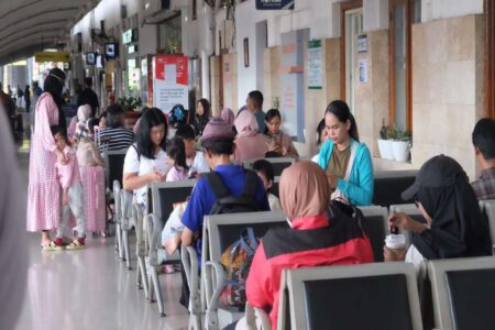 Stasiun Bangil Tetap Padat di Penghujung Libur Lebaran, 850 Penumpang Berangkat Hari Ini Foto BeritaJatim.com