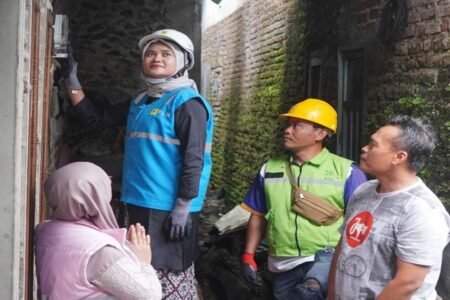 Rayakan Hari Kartini, PLN UP3 Pasuruan Berikan Listrik Gratis Foto BeritaJatim.com