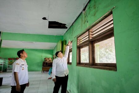 Sidak ke SDN Wonokerto Sukorejo, Bupati Pasuruan Temukan 4 Ruang Kelas Rusak Parah Foto BeritaJatim.com