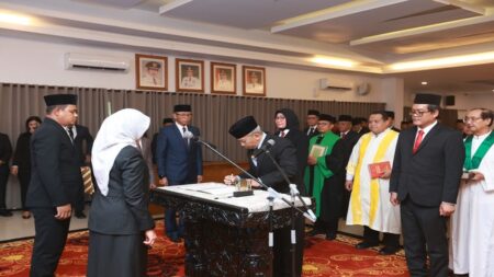 Bupati Ipuk Lantik Tujuh Pejabat Pimpinan Tinggi Pratama Banyuwangi Foto BeritaJatim.com
