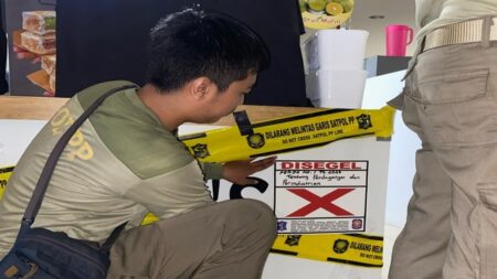 Es Krim Diduga Mengandung Alkohol 40 Persen? Stand di Surabaya Ini Disegel Satpol PP Foto BeritaJatim.com