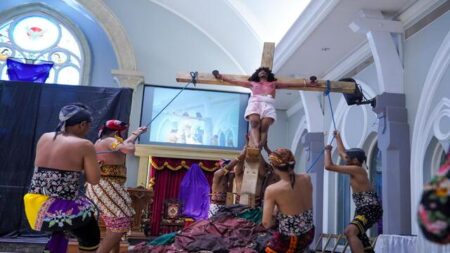 Melihat Kisah Jalan Salib Berbudaya Jawa di Gereja Katolik Surabaya Saat Perayaan Paskah Foto BeritaJatim.com