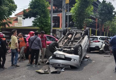 Mobil Avanza Terbalik di Jalan Kusuma Bangsa Surabaya Foto BeritaJatim.com
