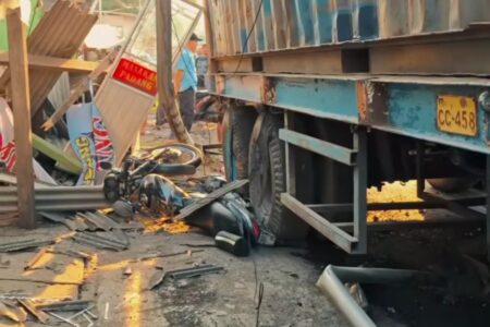 Kecalakaan di Gresik, Ini 4 Kendaraan yang Terlibat Akibat Sopir Mabuk Foto BeritaJatim.com
