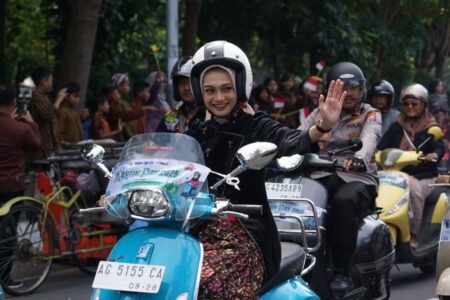 Wali Kota Kediri Vinanda Prameswati Riding Vespa Peringati Hari Kartini Foto BeritaJatim.com