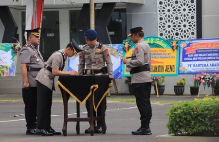 Kapolda Jatim Pimpin Sertijab Kapolres Tuban, AKBP William Gantikan AKBP Oskar Foto BeritaJatim.com
