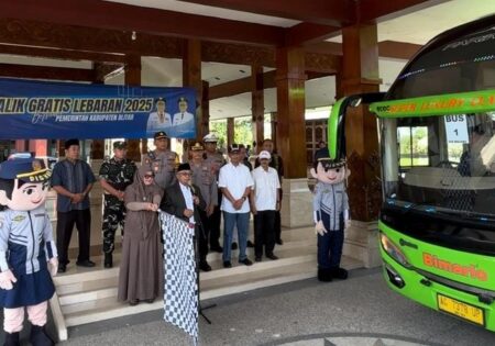 Balik Gratis Lebaran, Bupati Blitar Berangkatkan Warga ke Perantauan Foto BeritaJatim.com