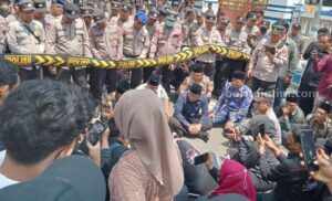 Warga Sampang Demo, Tuntut Pilkedes Serentak Digelar 2025 Foto BeritaJatim.com
