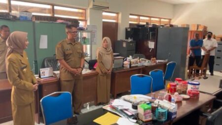 Tingkatkan Kedisiplinan ASN di Kota Kediri, Mbak Vinanda Sidak Kelurahan Bangsal Foto BeritaJatim.com