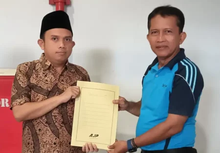 Ketua Laskar Sholawat Nusantara Calon Tunggal Ketua Askab PSSI Jember Foto BeritaJatim.com