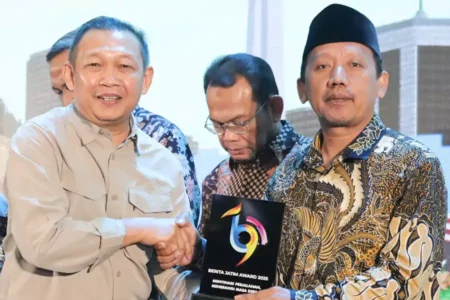 Achmad Fauzi Komut PJU Raih Beritajatim Award 2025 Sektor Energi Foto BeritaJatim.com