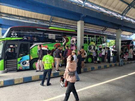 Arus Balik di Terminal Seloaji Ponorogo Tak Sebanyak H+3, Surabaya Jadi Tujuan Favorit Foto BeritaJatim.com
