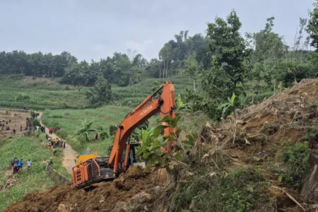 Longsor di Tuban Ditangani Cepat, Akses Jalan Wadung-Maindu Kembali Normal Foto BeritaJatim.com