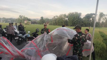 Patroli Gabungan TNI-Polri di Ponorogo, Temukan Balon Udara Bawa Petasan Foto BeritaJatim.com