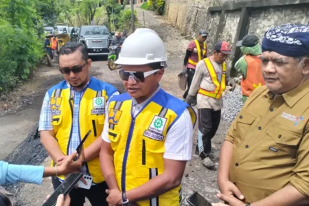 Wabup Beky Bawa Proposal Perbaikan Jalan Candirejo Blitar ke Kemen PU Foto BeritaJatim.com