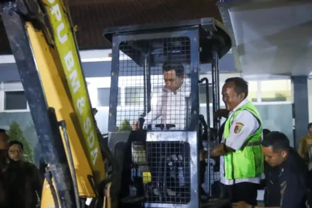 Warga Jember Mulai Perbaiki Kerusakan Jalan Sendiri Foto BeritaJatim.com