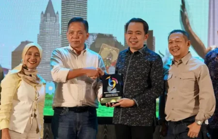 Pemkab Jember Terima Beritajatim Award Kategori Demokrasi dan Keterbukaan Publik Foto BeritaJatim.com