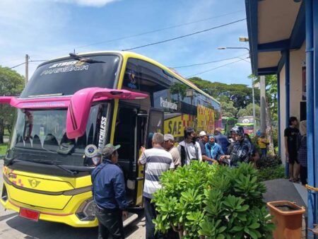Puncak Arus Balik Lebaran, Terminal Seloaji Ponorogo Sediakan Bus Tambahan Foto BeritaJatim.com