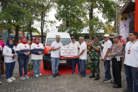 Bank Jatim Serahkan CSR Mobil Pelayanan Perizinan Keliling ke Pemkab Nganjuk Foto BeritaJatim.com