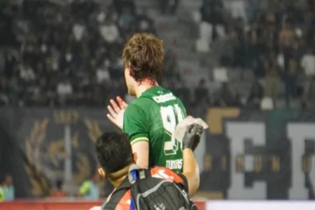 Pelatih Persebaya Konfirmasi Dejan Tumbas Dilarikan ke Rumah Sakit Foto BeritaJatim.com