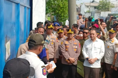 Tak Kantongi Izin Gudang dan Tahan Ijazah Karyawan, UD. Sentoso Seal Disegel Pemkot Surabaya Foto BeritaJatim.com
