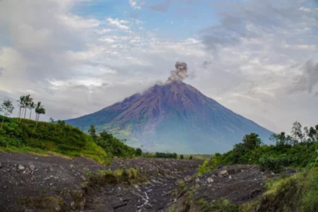 Gunung Semeru di Lumajang Pagi Ini Alami Erupsi 900 Meter Foto BeritaJatim.com