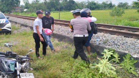 Satlantas Polres Blitar Tolong Anak yang Kakinya Terjepit Roda Motor Foto BeritaJatim.com