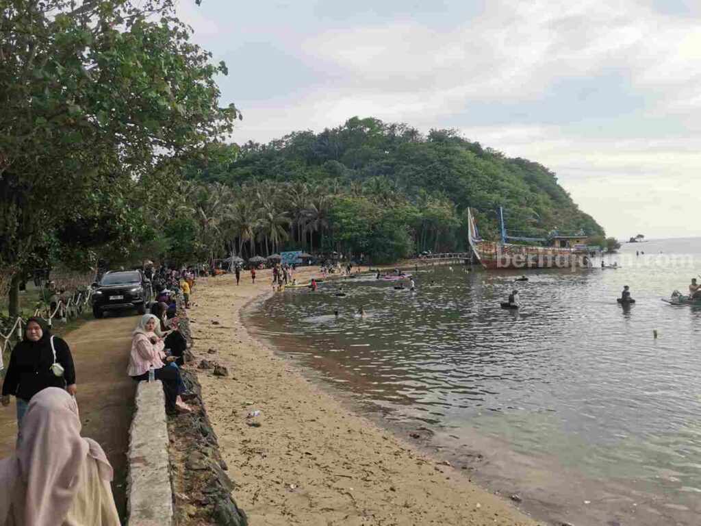 Pantai Jherat Lanjheng Pulau Bawean Ramai Pengunjung Foto BeritaJatim.com