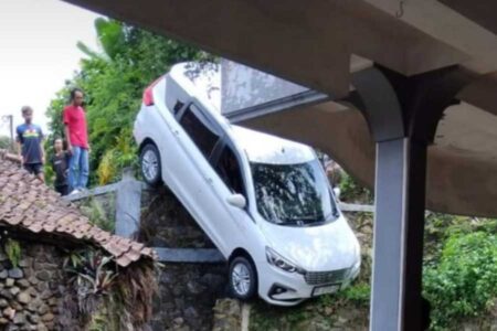 Kronologi Mobil Ertiga Terperosok ke Halaman Rumah Warga di Magetan Foto BeritaJatim.com