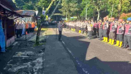 Dua Kendaraan Terseret Longsor di Jalur Mojokerto – Batu Membawa Penumpang Foto BeritaJatim.com