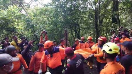 Berduka Cita Korban Longsor Pacet-Cangar, Khofifah: Waspadai Jalur Rawan Longsor Foto BeritaJatim.com