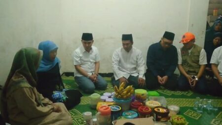 Gubernur Khofifah Takziah ke Korban Longsor di Jalur Mojokerto – Batu Foto BeritaJatim.com