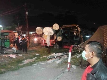 Begini Kronologis Kecelakaan KA Komuter dengan Truk Trailer di Gresik Foto BeritaJatim.com