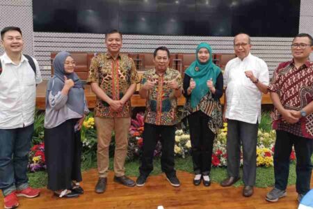 Tim Dosen Unesa Bikin Alphabet Wooden Book Bilingual, Apa Itu? Foto BeritaJatim.com