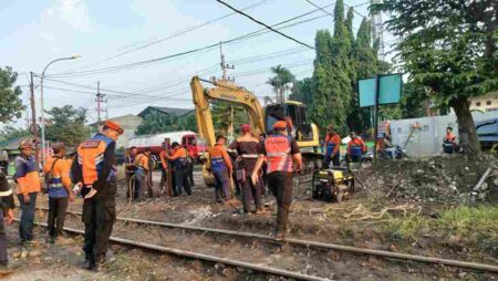 Pasca Kecelakaan, PT KAI Daops 8 Surabaya Tutup Jalan Perlintasan di Gresik Foto BeritaJatim.com