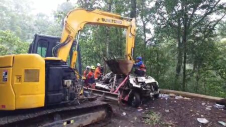 Bangkai Dua Kendaraan Korban Longsor di Jalur Mojokerto-Batu Berhasil Dievakuasi Foto BeritaJatim.com