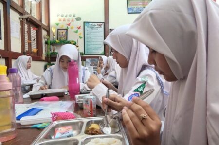 Berkat Kreasi Menu MBG, Siswa di Lamongan Mulai Doyan Makan Sayur Foto BeritaJatim.com