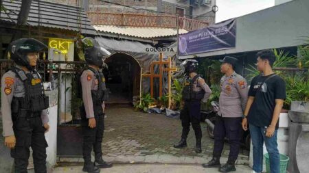 Polres Gresik Siagakan Personel, Jamin Keamanan Ibadah Paskah di Kabupaten Gresik Foto BeritaJatim.com