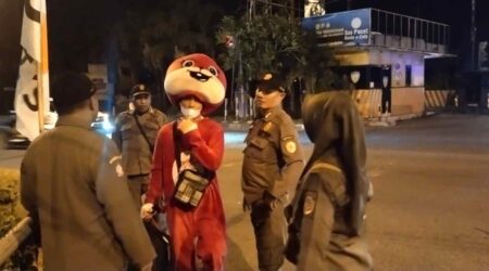 2 Badut dan 1 Pengamen di Mojokerto Dihukum Menyebutkan Isi Pancasila Foto BeritaJatim.com