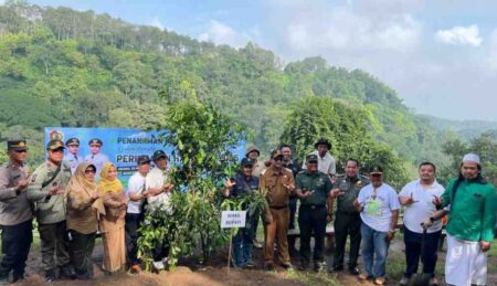 Melalui Aksi Penanaman Pohon, HIPMI Dukung Pelestarian Alam di Mojokerto Foto BeritaJatim.com